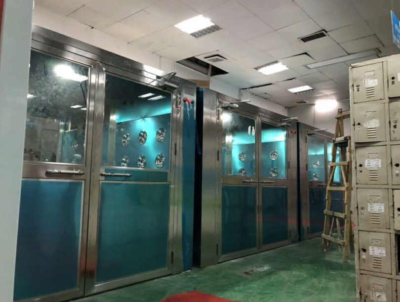 風淋設備(又名風淋室、風淋房、風淋門、空氣吹淋室、風淋機之類)是人員進出無塵室所必需的通道 風淋設備(又名風淋室、風淋房、風淋門、空氣吹淋室、風淋機之類)是人員進出無塵室所必需的通道