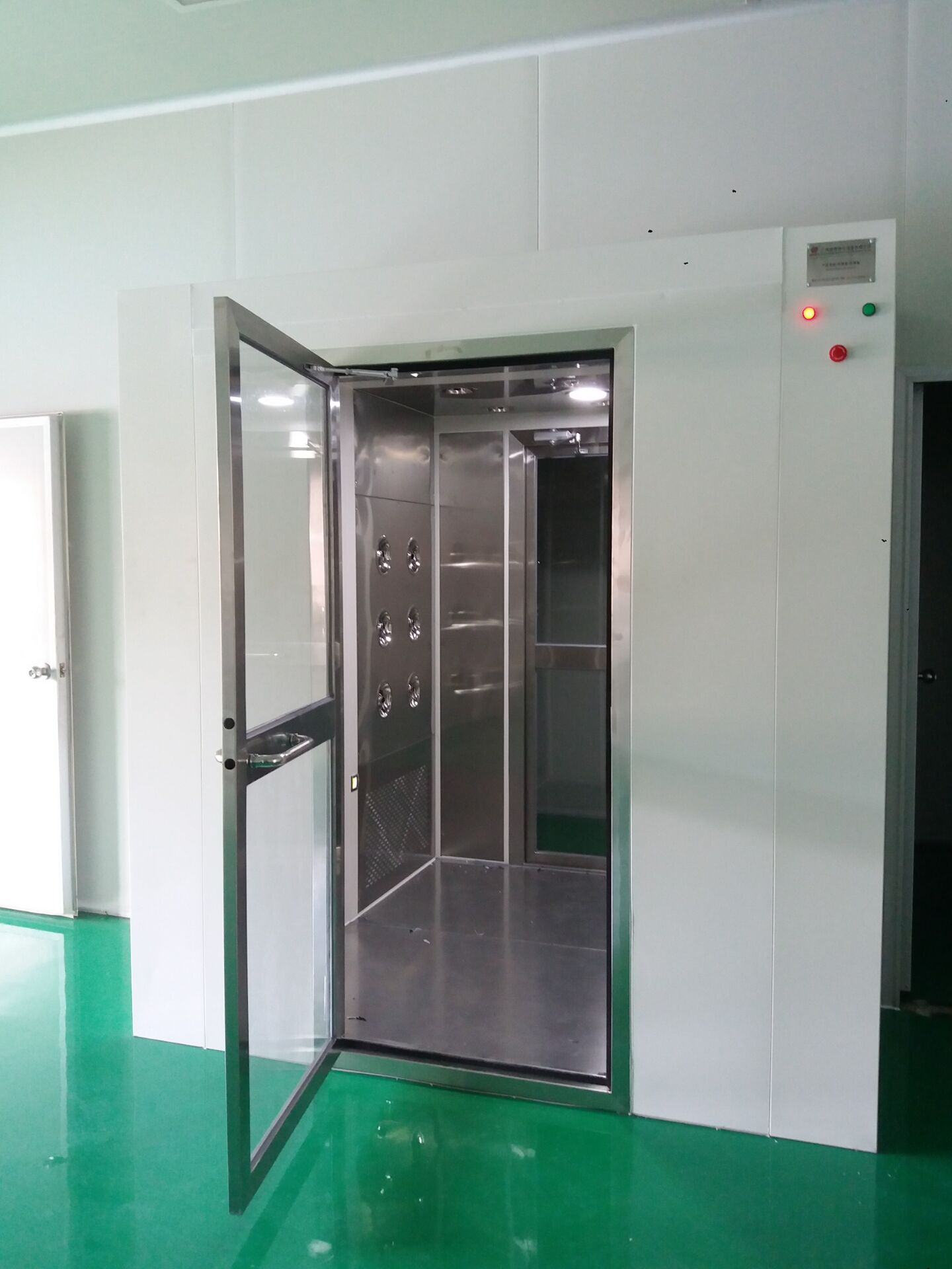 冷軋鋼板烤漆潔凈風(fēng)淋房 冷軋鋼板烤漆潔凈風(fēng)淋房