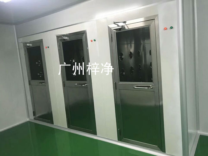 風淋房是一種通用性較強的局部凈化設備,安裝于潔凈室與非潔凈室之間。 風淋房是一種通用性較強的局部凈化設備,安裝于潔凈室與非潔凈室之間。
