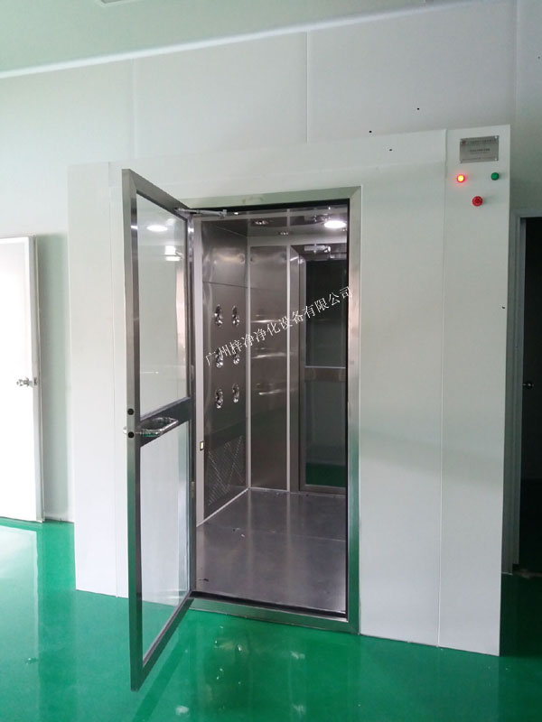 風淋室是進入潔凈室所必需的通道 風淋室是進入潔凈室所必需的通道