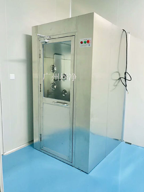 風淋設備(AIR SHOWER)又稱為風淋,潔凈風淋室,凈化風淋室,風淋房,吹淋房,風淋門,浴塵室、吹淋室,風淋通道,空氣吹淋室。 風淋設備(AIR SHOWER)又稱為風淋,潔凈風淋室,凈化風淋室,風淋房,吹淋房,風淋門,浴塵室、吹淋室,風淋通道,空氣吹淋室。