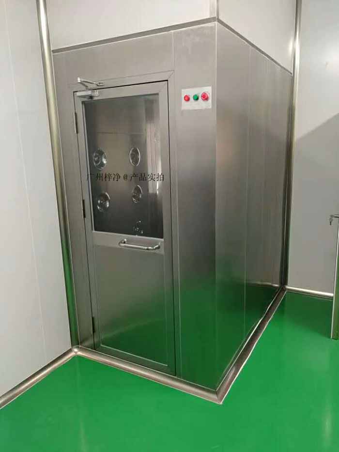 風淋室又叫風淋房,風淋間、風淋通道、風淋凈化車間、風淋器、吹淋室、風淋機、空氣浴塵室。 風淋室又叫風淋房,風淋間、風淋通道、風淋凈化車間、風淋器、吹淋室、風淋機、空氣浴塵室。