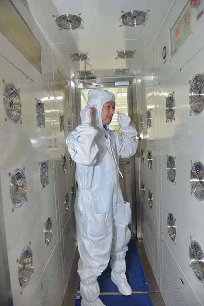 人員進(jìn)入風(fēng)淋室 人員進(jìn)入風(fēng)淋室